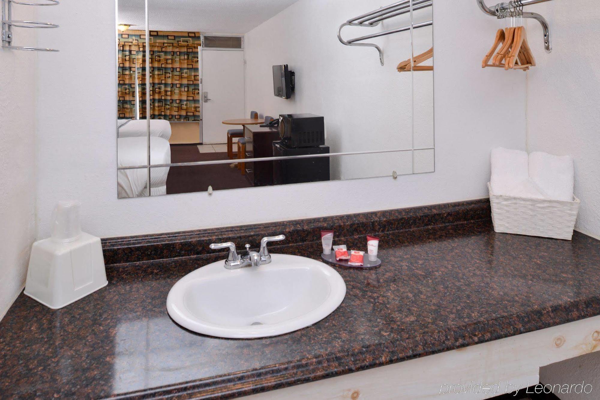 Red Carpet Inn Battleboro Екстер'єр фото