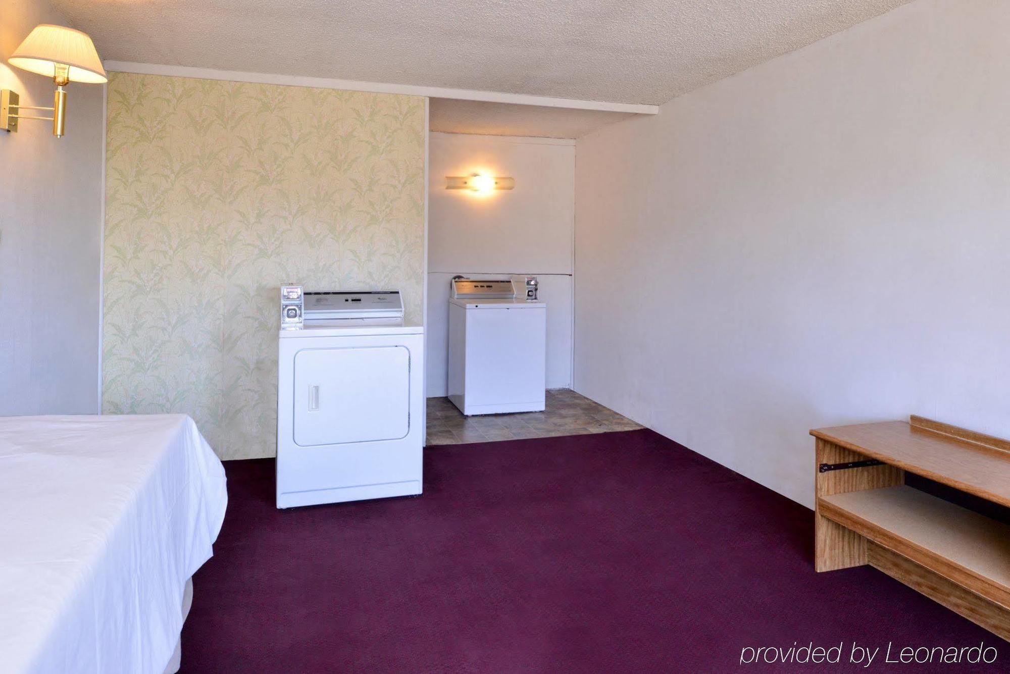 Red Carpet Inn Battleboro Екстер'єр фото