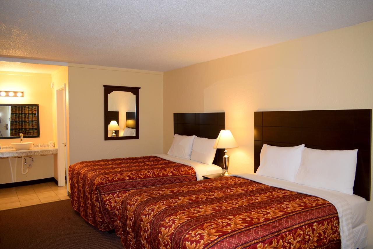 Red Carpet Inn Battleboro Екстер'єр фото