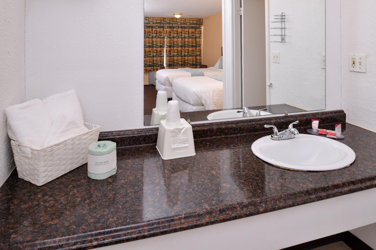 Red Carpet Inn Battleboro Екстер'єр фото