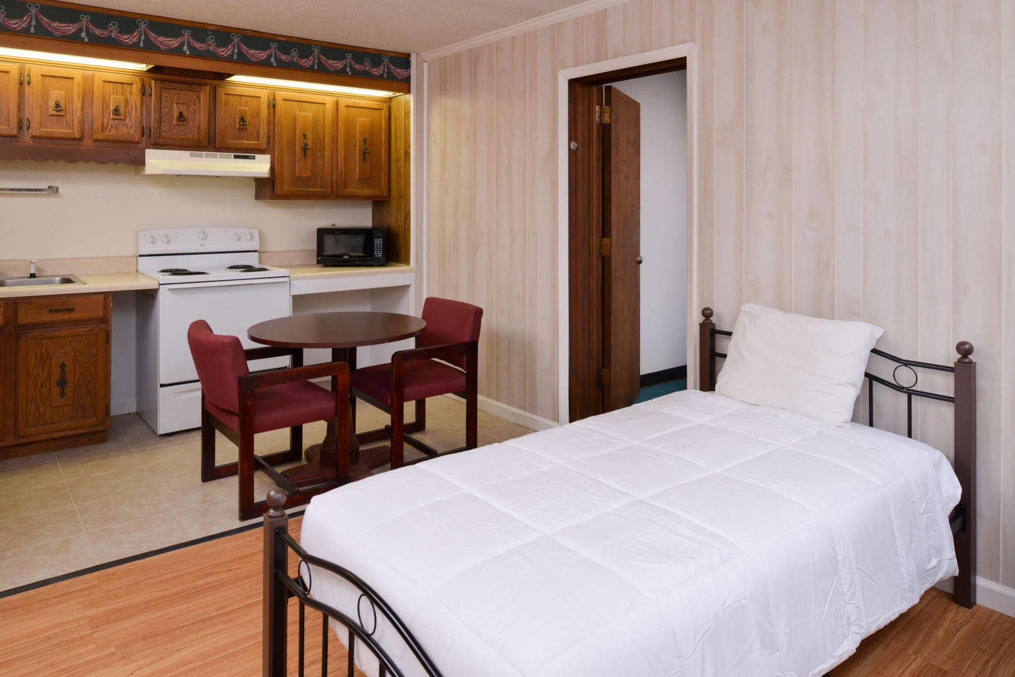 Red Carpet Inn Battleboro Екстер'єр фото
