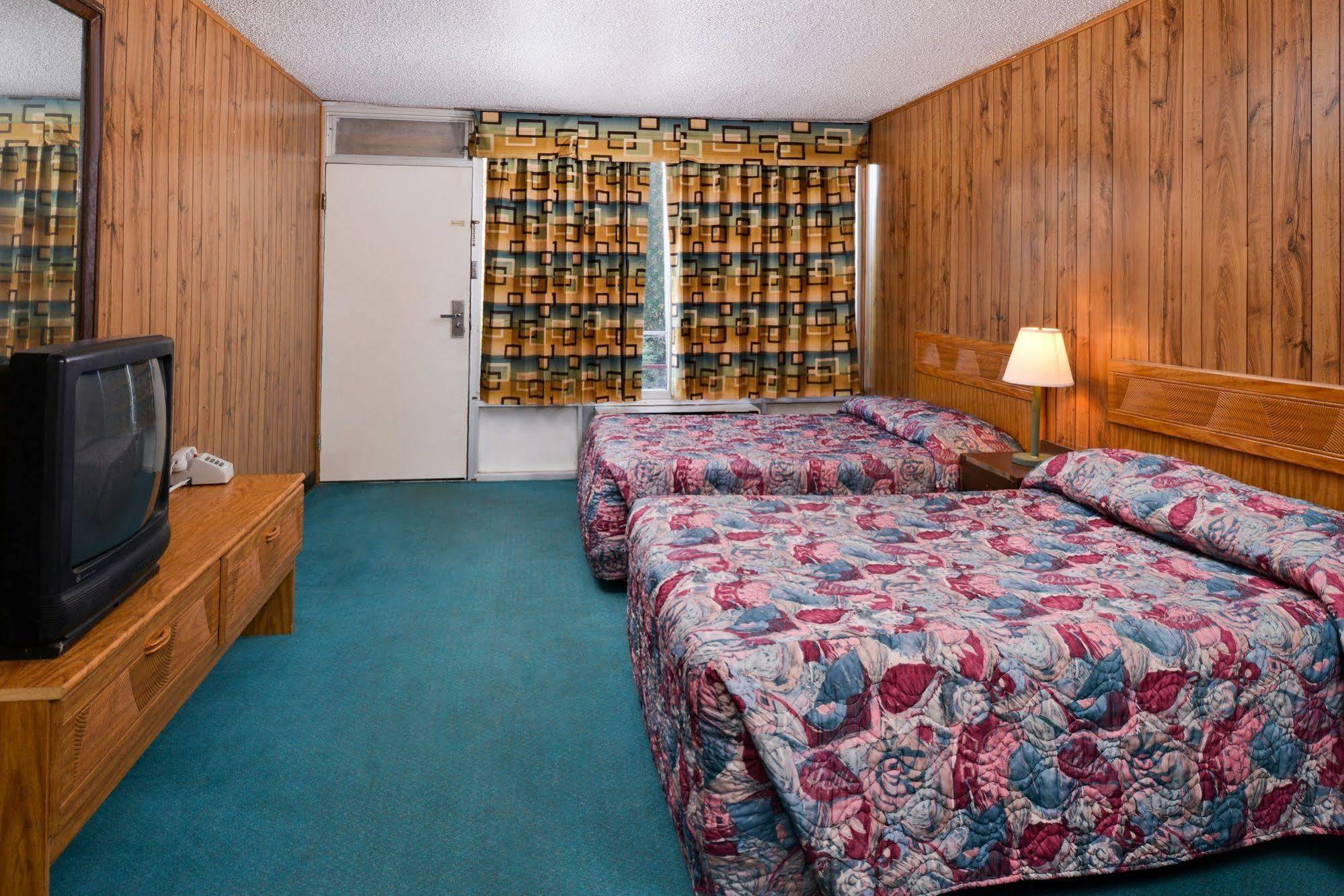 Red Carpet Inn Battleboro Екстер'єр фото