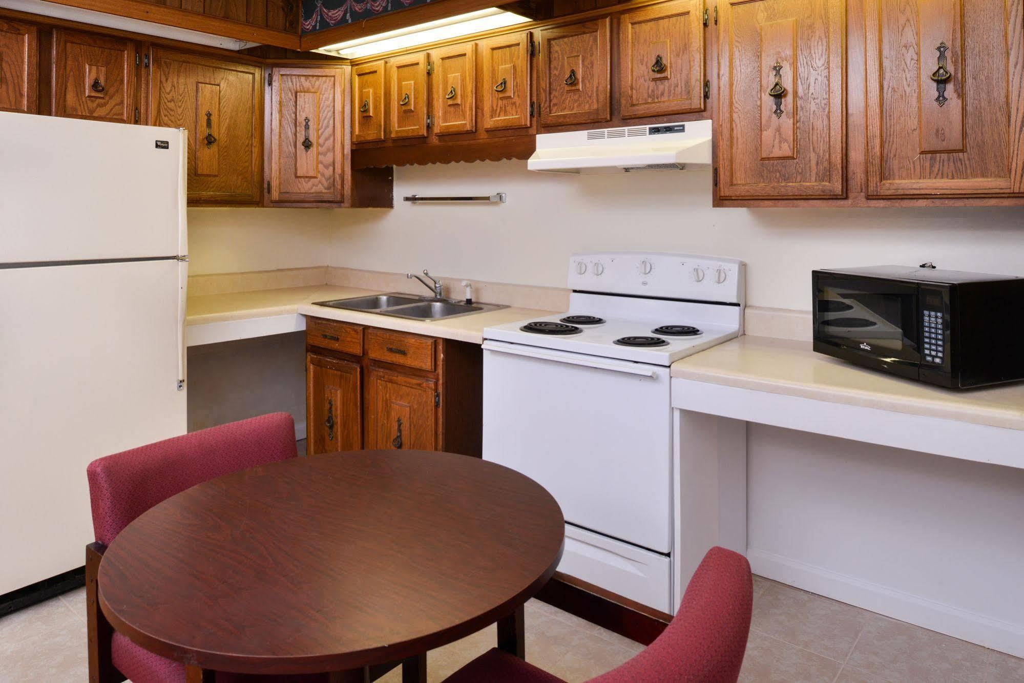 Red Carpet Inn Battleboro Екстер'єр фото