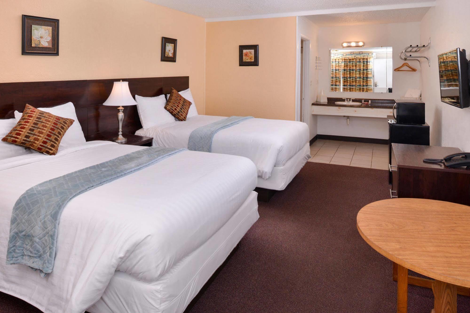 Red Carpet Inn Battleboro Екстер'єр фото